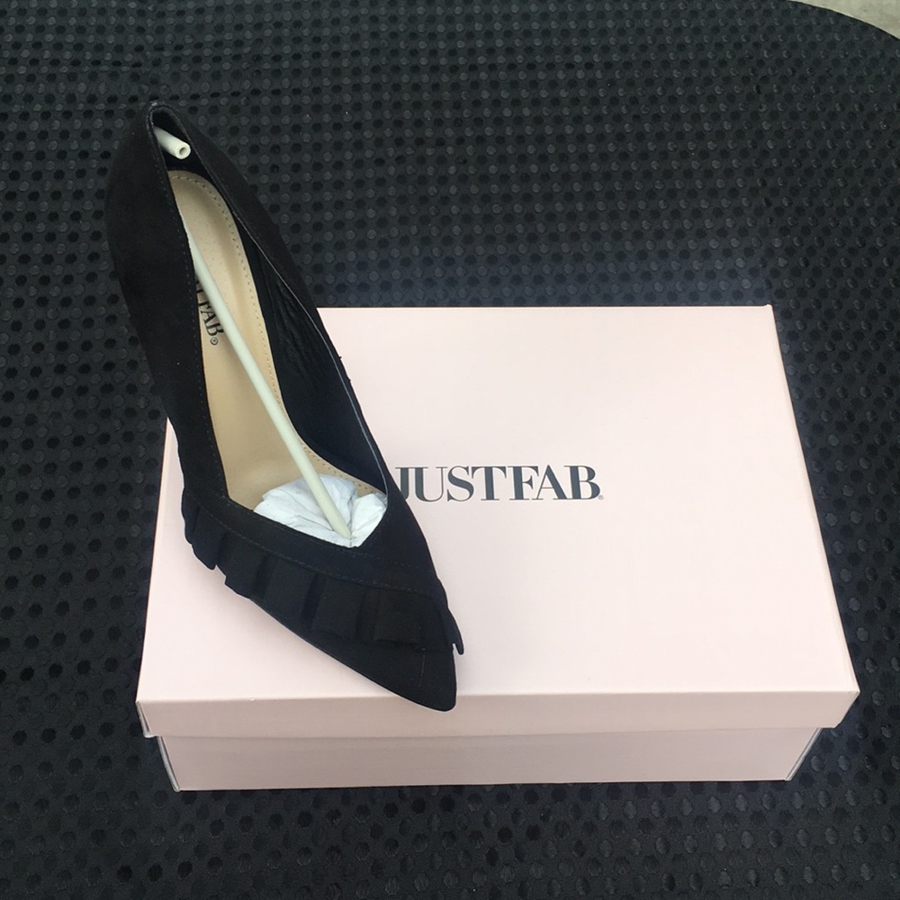 Just Fab black ruffle pointed toe heel size 8.5